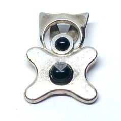 Mao cica ezüst medál onix kővel